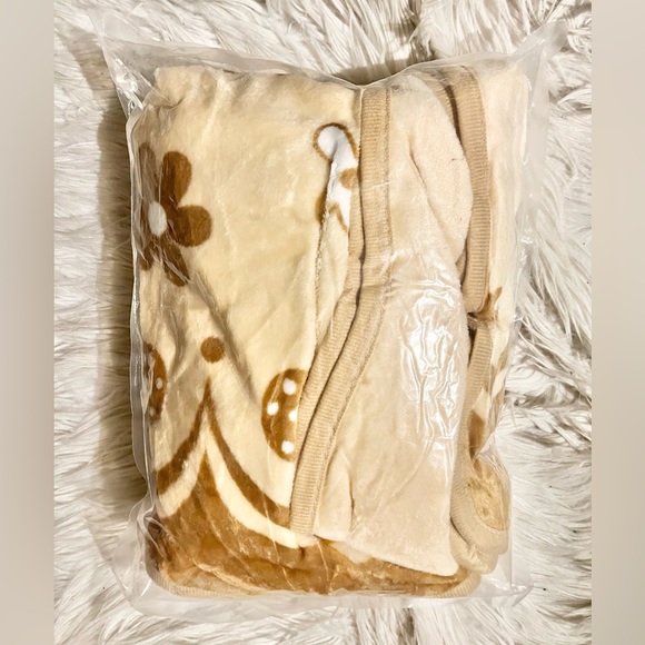 Hello Kitty Butterflies & Florals Printed Fleece Throw Blanket (Brown) - Picture 4 of 4